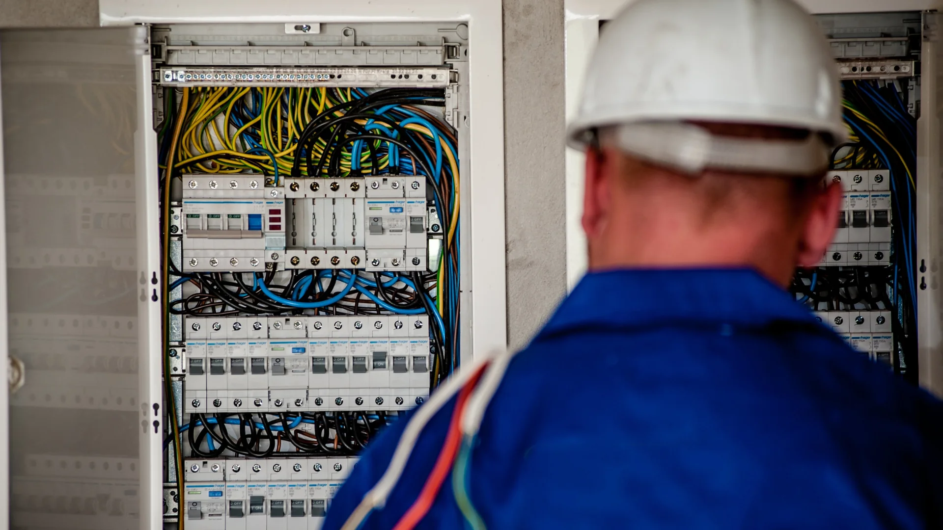 Electricista 24h en Pilar de la Horadada realizando reparaciones urgentes